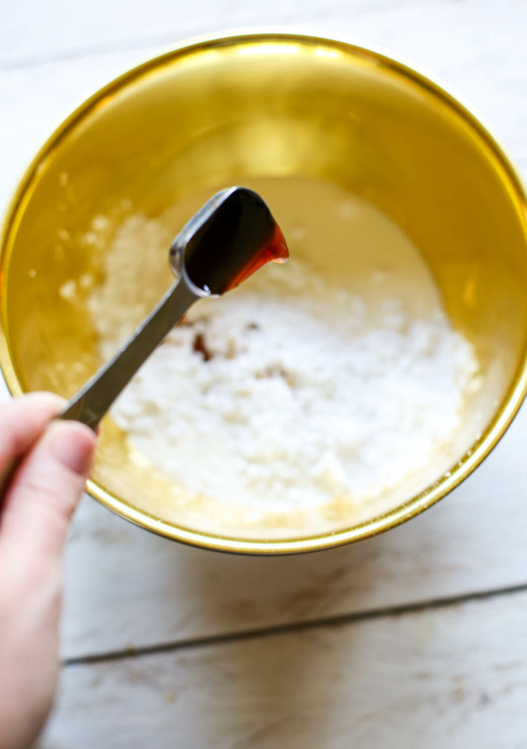 Adding vanilla to sweetened whipped cream