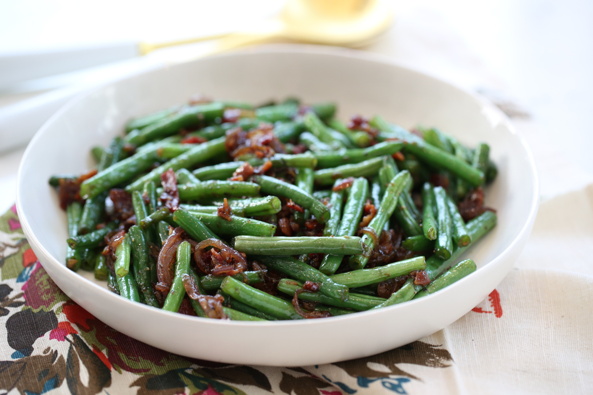 caramelized green beans with bacon in serving dish