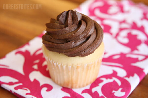 The Best way to Frost Cupcakes-- use a Ziploc bag to make a piping bag!