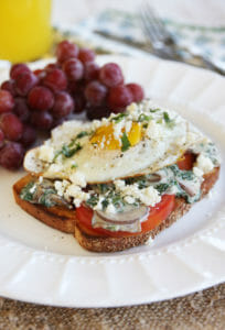 Eggs on toast with creamy spinach sauce