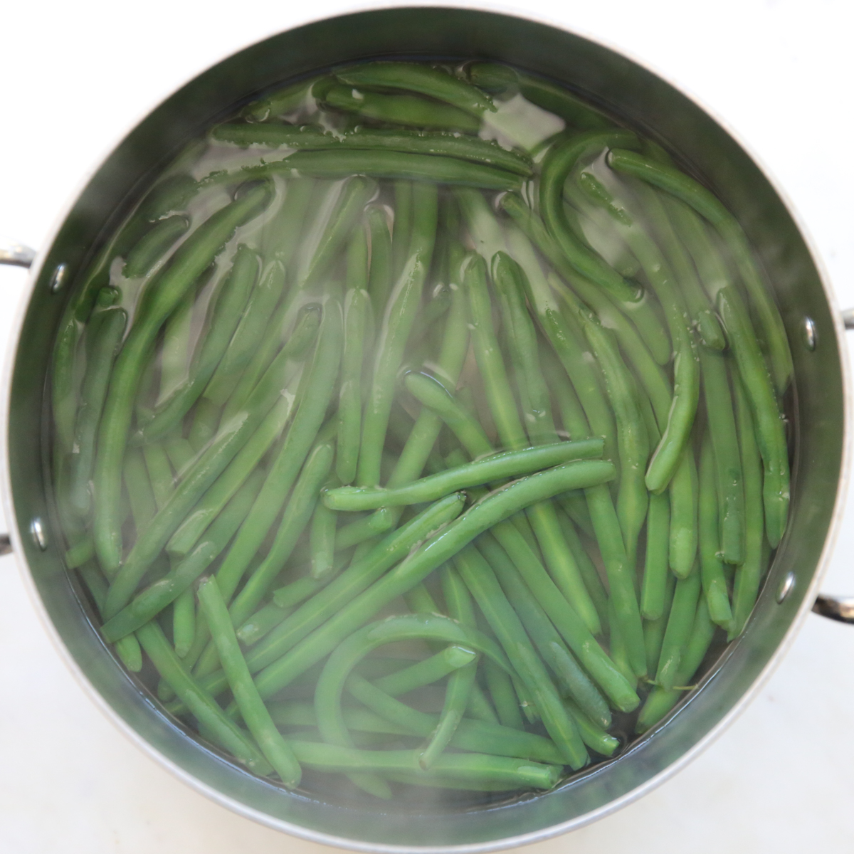 green beans in a pot of water