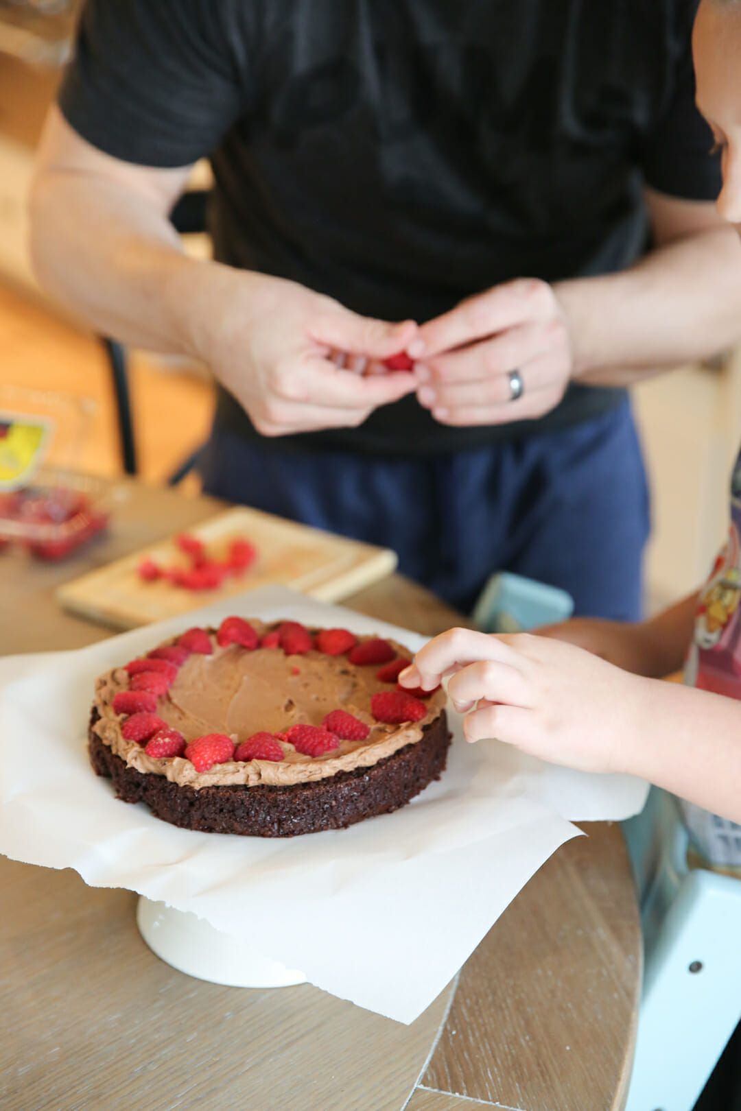 filling a cake