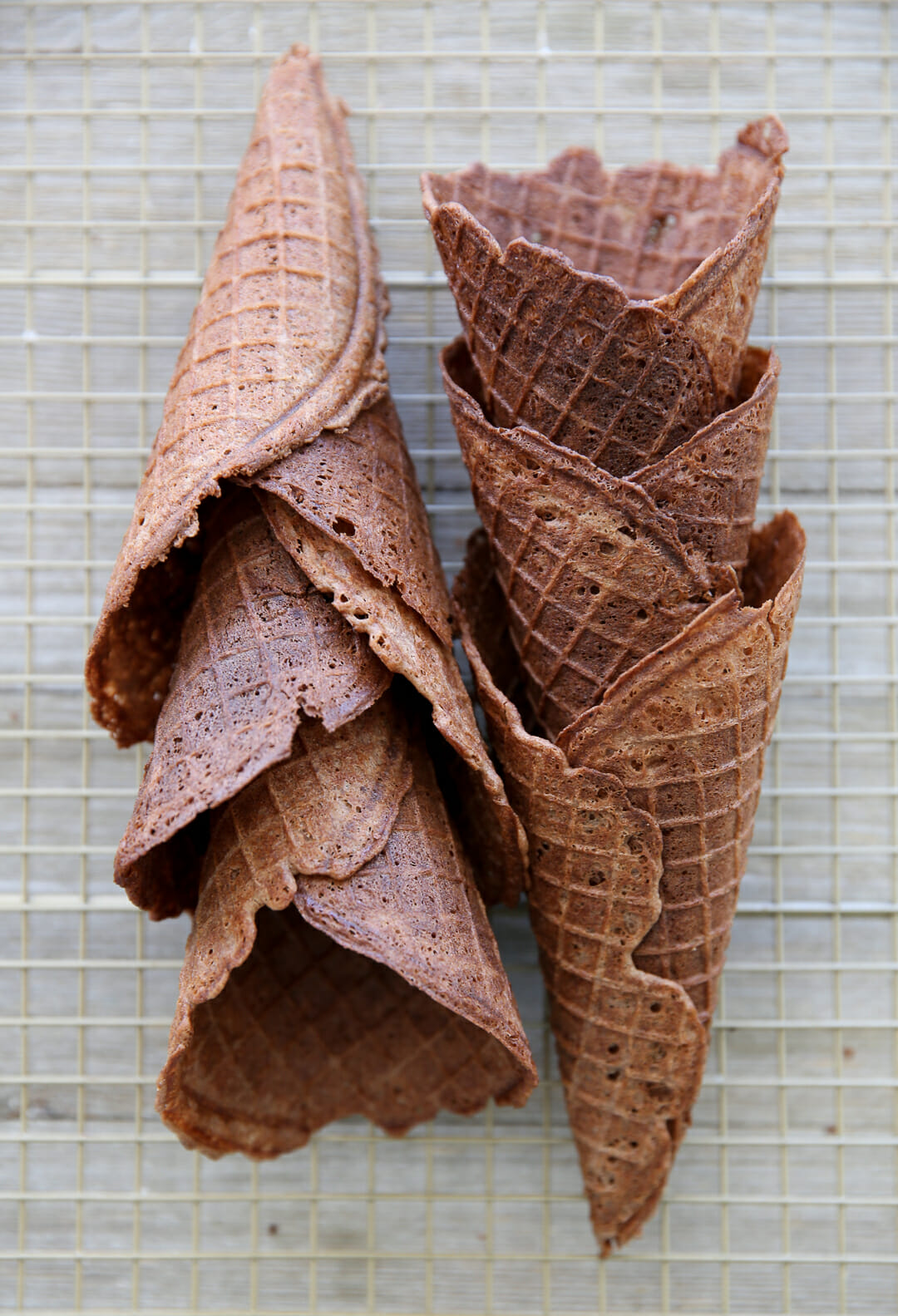 Selbstgemachte Waffeltüten beim Abkühlen