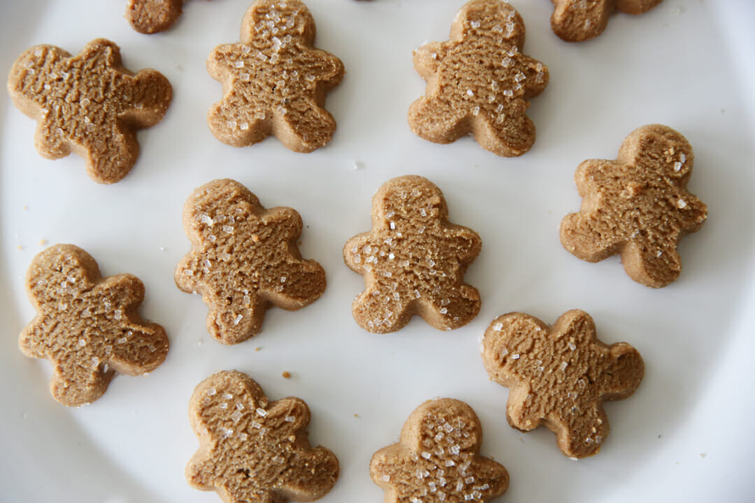 gingerbread on plate