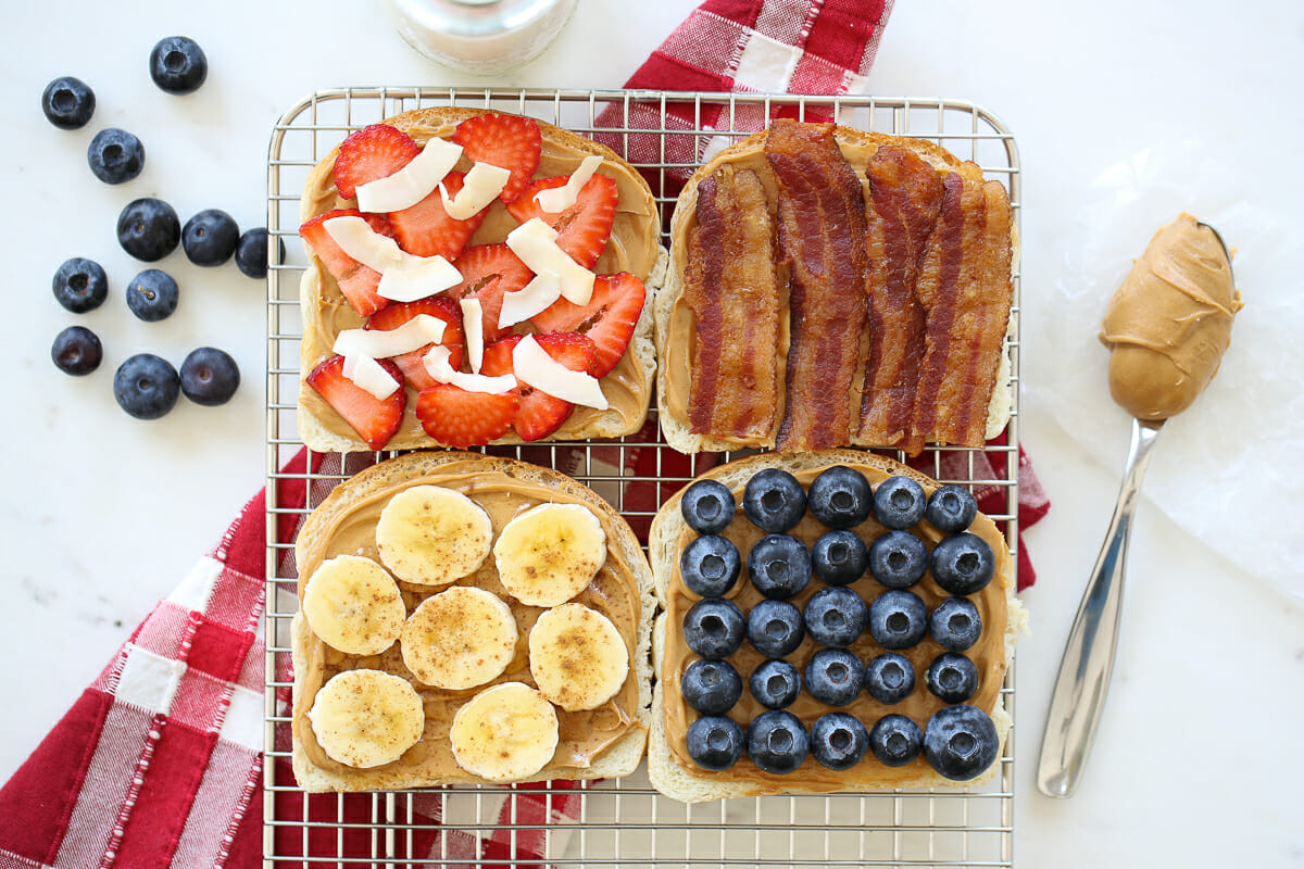 peanut butter toasts with toppins