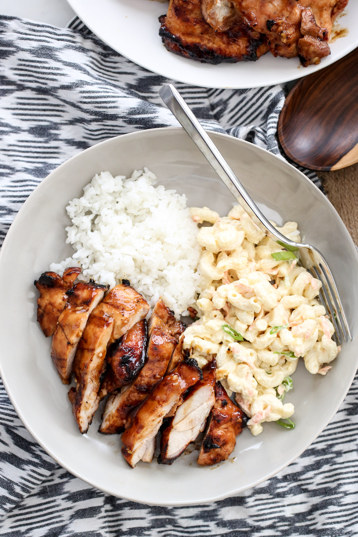 Grilled chicken, white rice, and macaroni salad.