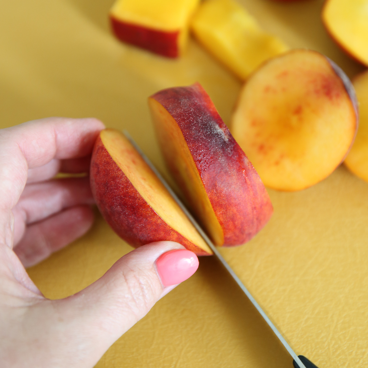 slicing fresh peaches
