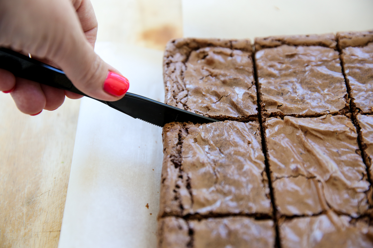 plastic knife cutting brownies